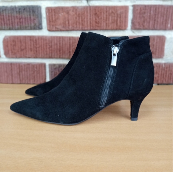 NWT Pelle Moda 'Candis' Pointy Toe Kitten Heel Ankle Booties in Black Suede - Picture 3 of 7